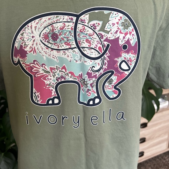 Ivory Ella Green Short Sleeve Tee with Elephant Graphic - Picture 4 of 7